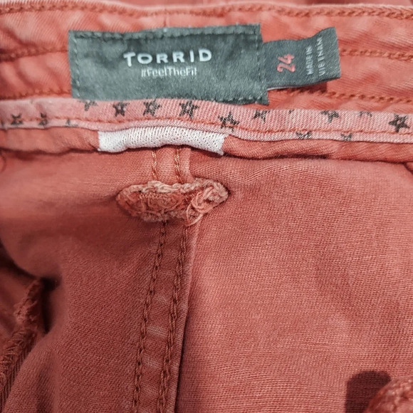 Torrid Marsala Red/Brown 3.5 Inch Military Stretch Twill Mid-Rise Short Size 24 - Picture 13 of 15